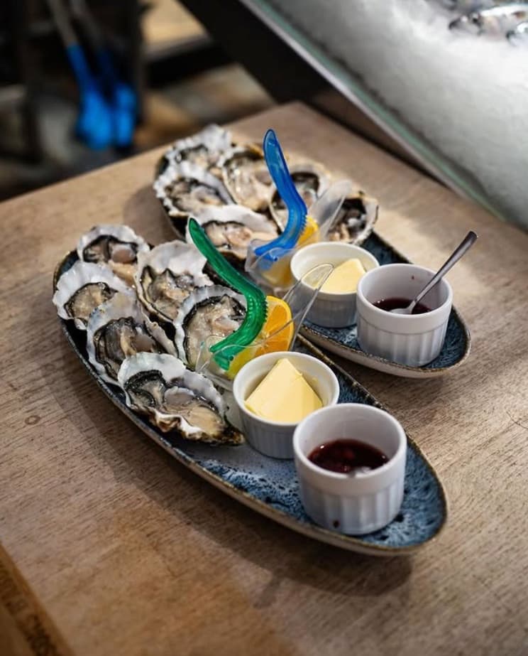 Bouzigues oysters on slate