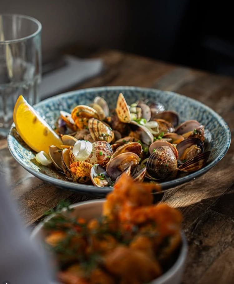 Clams with garlic and parsley